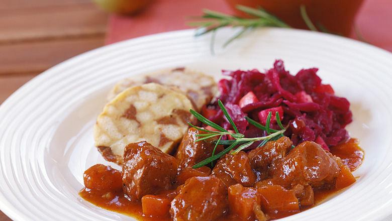 Wildragout mit Kletzenknödel und Apfelrotkraut - Rezepte