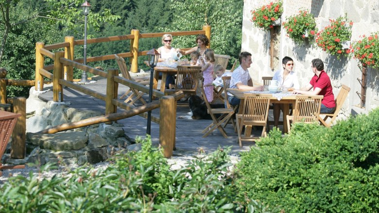 Terrasse, © Dorferhof/Landesverband UaB