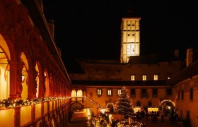 Renaissanceschloss in vorweihnachtlichem Glanz, © Rupert Pessl