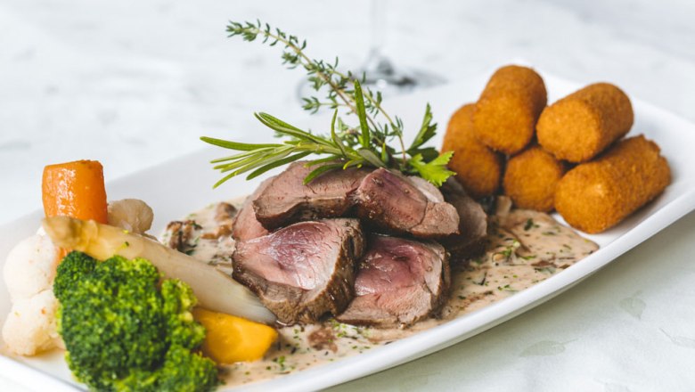 Rehschlögel mit Kroketten, © Niederösterreich Werbung/David Schreiber