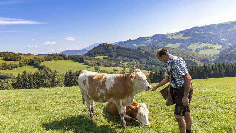 Wolfgang Resch kümmert sich liebevoll um seine Tiere, © Theo Kust