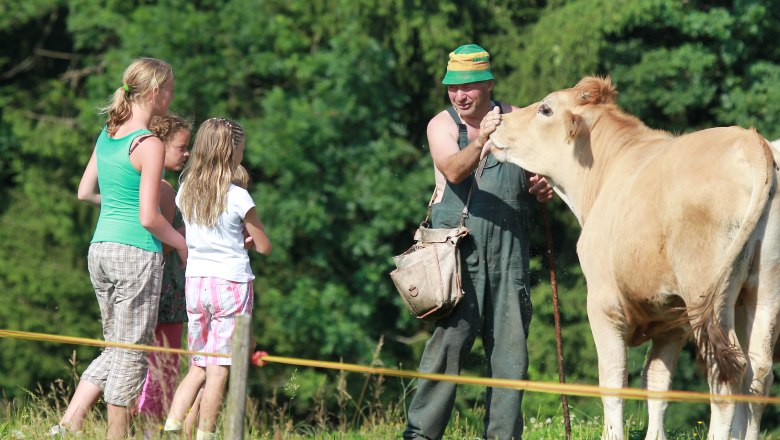 The farmer knows interesting stories about living on a farm, © weinfranz.at