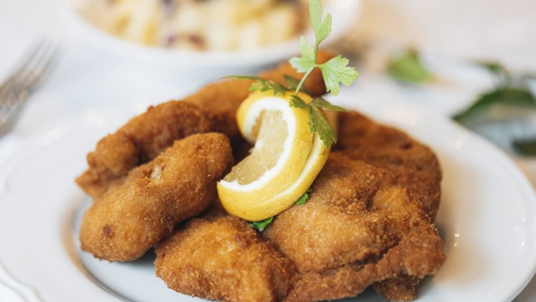 Spezialität des Hauses: Backhendl aus dem Sulmtal, © Niederösterreich Werbung/David Schreiber