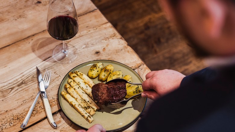 Rinderfilet am heißen Stein gebraten, © Niederösterreich Werbung/David Schreiber