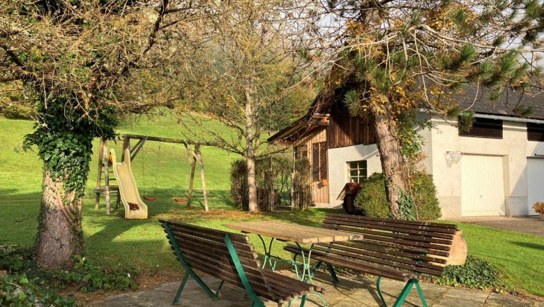 sitzplatz-beim-spielplatz, © Ferienhof Kirchau