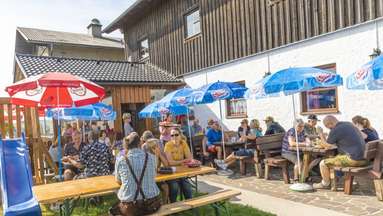 Einkehren im Almhaus Hochkogel, © Theo Kust