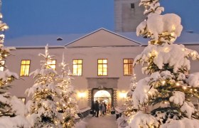 Verschneiter Eingang zum Schloss, © Sabine Hummer