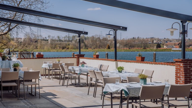 Terrasse mit Blick auf den Stausee, © Niederösterreich Werbung/thecreatingclick.com