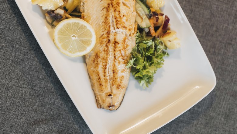 Saiblingsfilet mit hausgemachtem Gemüse, © Niederösterreich Werbung/David Schreiber