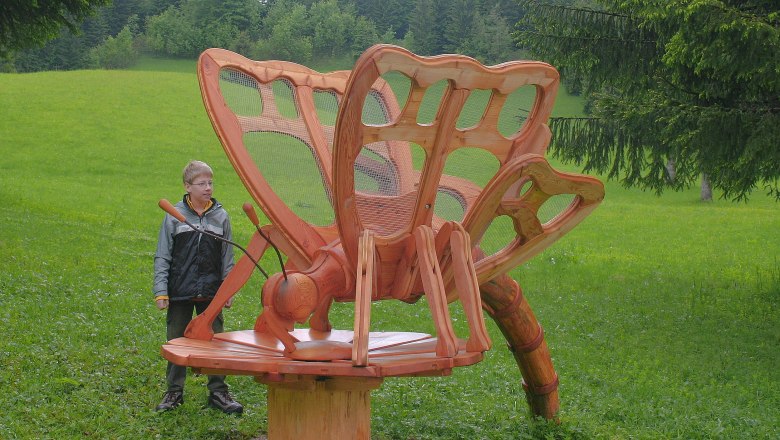 Dřevěný motýl u vstupu do prostředí vrchovištního rašeliniště Leckermoos, © Tourismusverein Göstlinger Alpen