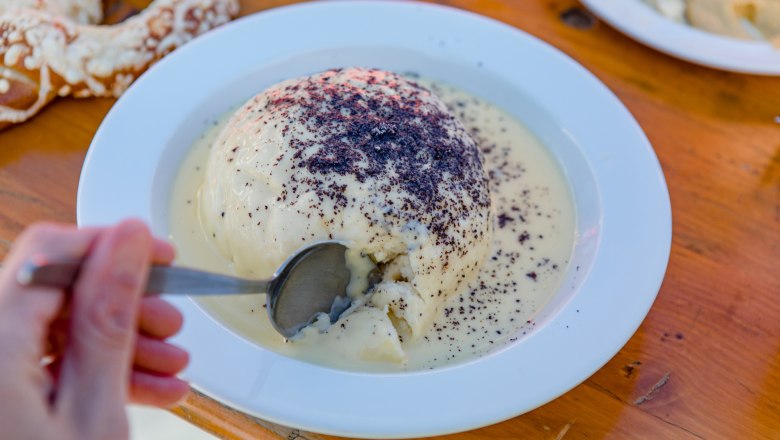 Schmeckt auf der Hütte einfach am besten: das Germknödel, © schwarz-koenig.at