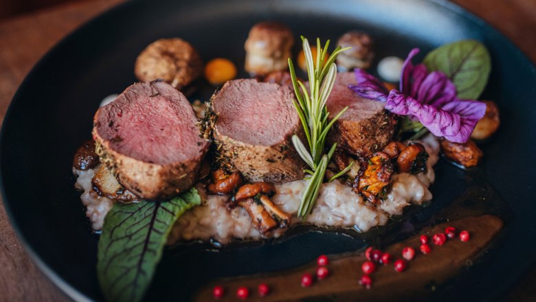 Rosa gebratenes Hirschsteak auf Risotto und Rosmarinjus, © Niederösterreich Werbung/Daniela Führer