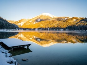 Am winterlichen Erlaufsee, mit Blick auf die Gemeindealpe Mitterbach, © kasakphoto.com