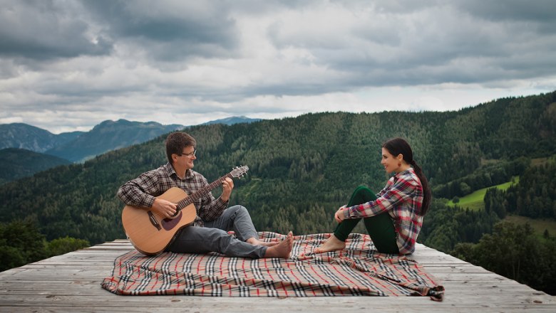 Musizieren auf der Holzterrasse, © Fam. Helmel