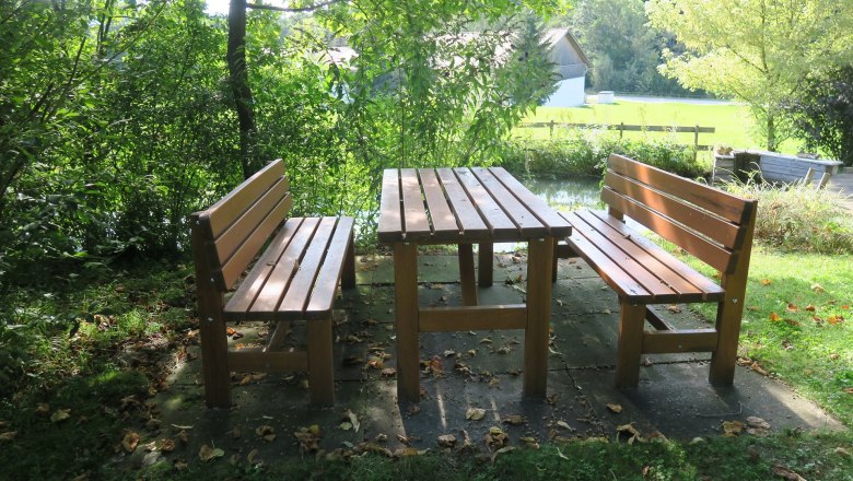 Sitzgelegenheit am Teich beim Ferienhaus Dörrmühle, © Umgeher