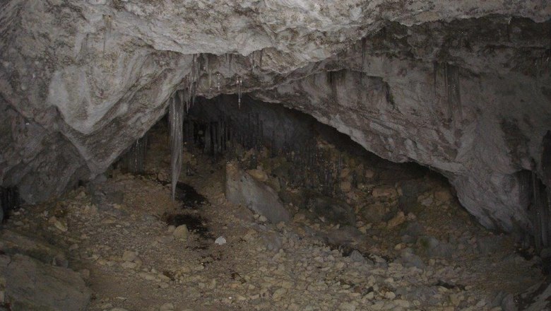 Mit mehr als 3000 Metern ist das „Trockene Loch“, unterhalb der Hölzernen Kirche gelegen, die zweitlängste Höhle Niederösterreichs und nur mit geschulten Personen begehbar. Infos bei der NÖ Höhlenforschung werden empfohlen., © Schwarzenbach/Piel.