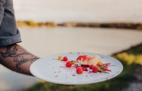 Wolke 7: Weißes Schokomousse mit Himbeergelee & Himbeerstaub, © Niederösterreich Werbung/Daniela Führer