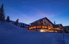 JoSchi Almgasthof Hochkar in winterlicher Nacht, © Martin Stellenberger/JoSchi Hochkar GmbH