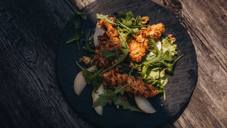 Hühnerfilet, Mandelkruste, Birnen-Most-Salat, © Niederösterreich Werbung/Daniela Führer