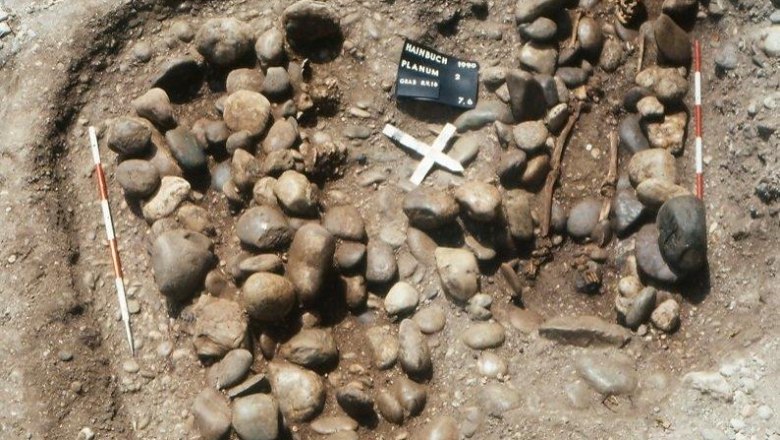 Graves covered with stones during the archaeological excavation, © Erik Szameit