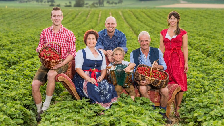 Familie Wurzer am Erdbeerfeld, © Daniel Schalhas