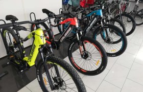 Mehrere Crussis-Mountainbikes in einem Fahrradgeschäft ausgestellt., © Schachner GmbH