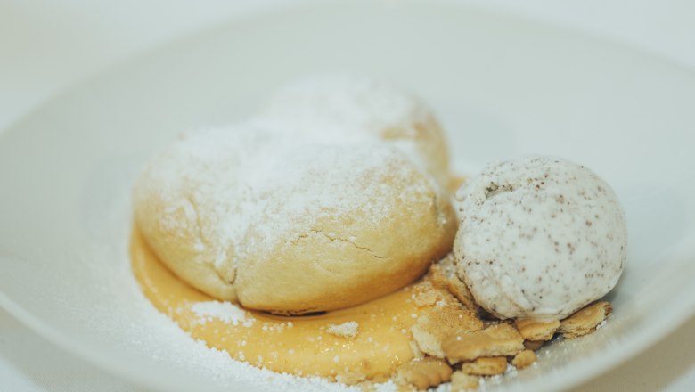 Buchteln mit Marillenmarmelade und Mohneis, © Niederösterreich Werbung/David Schreiber