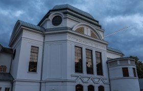 Ehemalige Synagoge St Pölten_Aussenansicht bei Dämmerung mit Lichtskulptur, © NÖ Museum Betriebs GmbH, Daniel Hinterramskogler