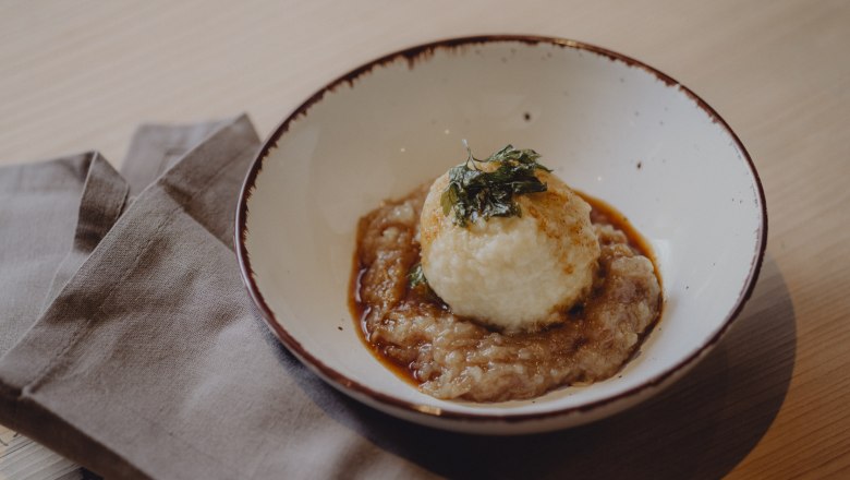 Grammelknödel auf Kernölkraut, © Niederösterreich Werbung/ Rita Newman