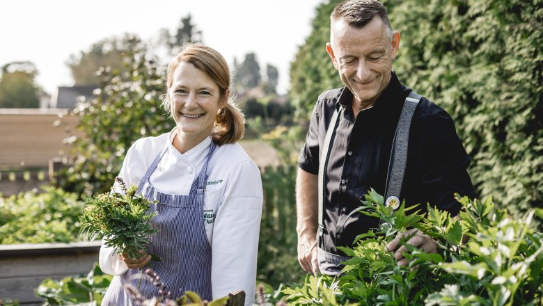 Wirtin Alexandra Labenbacher-Konecny im großen Wirtshausgarten, © Niederösterreich Werbung/David Schreiber