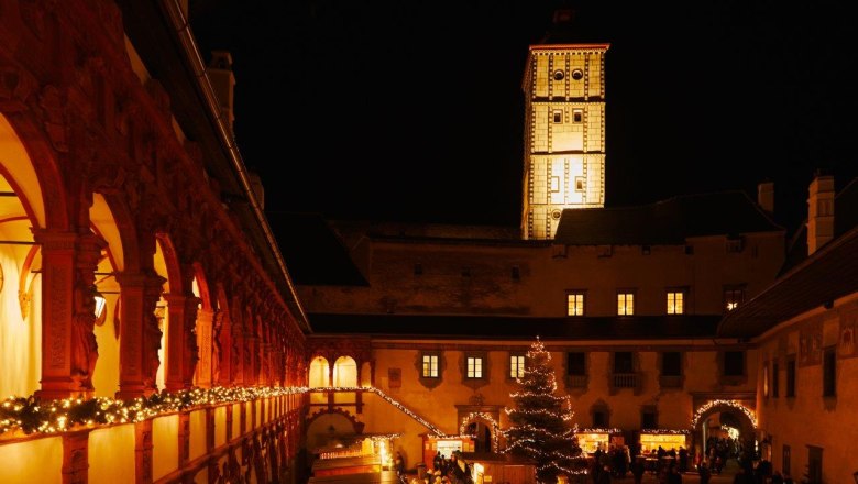 Renaissanceschloss in vorweihnachtlichem Glanz, © Rupert Pessl