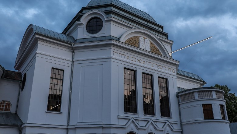 Ehemalige Synagoge St Pölten_Aussenansicht bei Dämmerung mit Lichtskulptur, © NÖ Museum Betriebs GmbH, Daniel Hinterramskogler