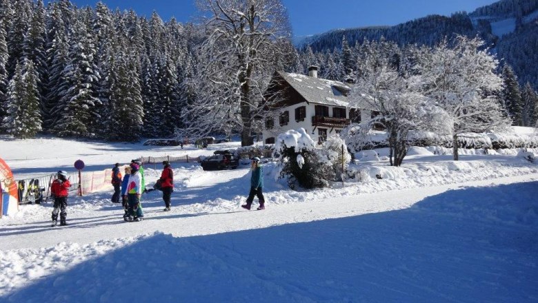 Ferienwohnung Familie Teufel winterliche Landschaft mit Hausansicht, © Teufel Maria