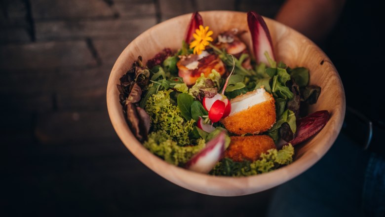 Gebackener Mostviertler Schafkäse auf Blattsalat, © Niederösterreich Werbung/Daniela Führer