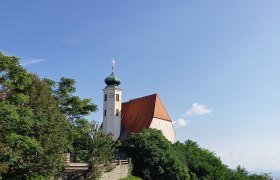 Blick auf die Pfarrkirche Dunkelsteinerwald, © ARGE Dunkelsteinerwald