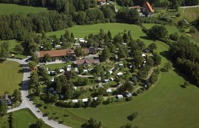 Campinginsel im Grünen, © Reinhard Wallentin