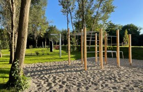 Bewegungspark_Calisthenics-Anlage und Boxsack (c) Daniela Trauninger, © Daniela Trauninger