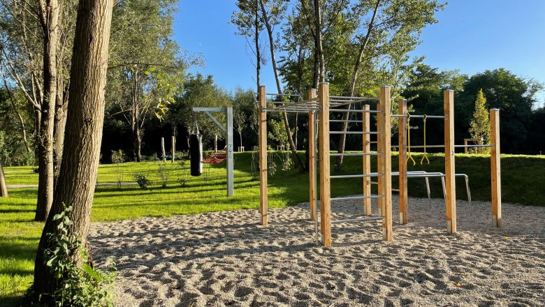 Bewegungspark_Calisthenics-Anlage und Boxsack (c) Daniela Trauninger, © Daniela Trauninger