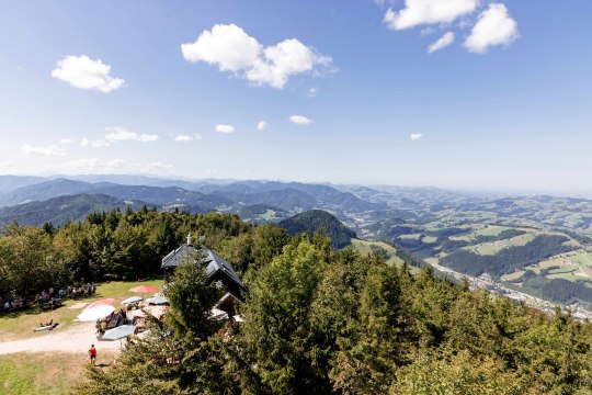 Blick auf die Prochenberghütte von der Aussichtswarte aus, © Fred Lindmoser